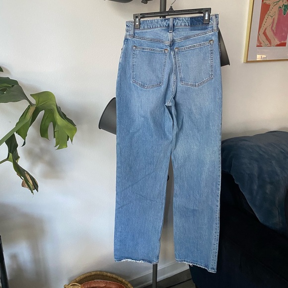 Abercrombie High Rise 90s Relaxed Jeans in Medium Wash in 28L - Picture 12 of 13